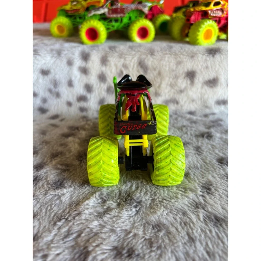 Monster Jam Pirate's Curse Monster Truck 1:64 Scale Neon Yellow Lime Green Tires